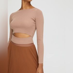 Wilfred Yacine Longsleeve
Long-sleeve peek-a-boo knit top